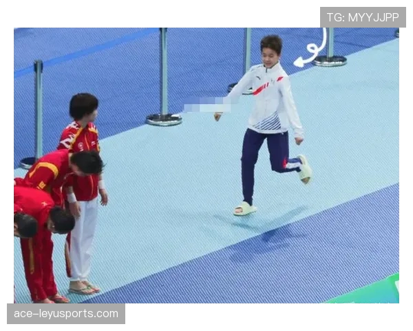 邹敬园赛后直接换拖鞋，明明百万年薪却爱这么接地气？